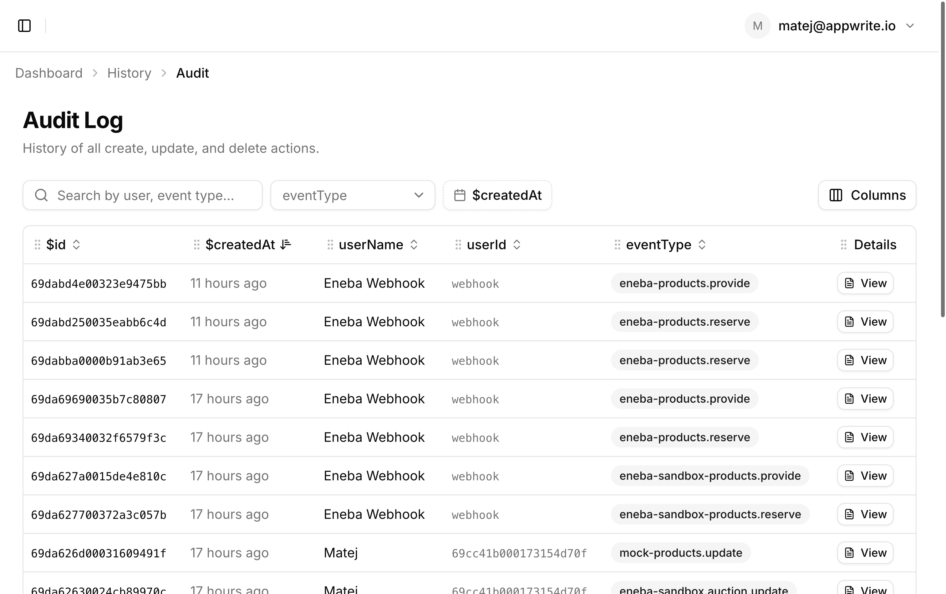 And finally, since everything was made with shadcn/ui, you can easily switch between dark and light mode.